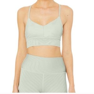 alo lush bra in pistachio xs